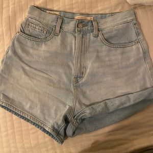 LEVIS VINTAGE SHORTS- hang loose, light washed, cute!